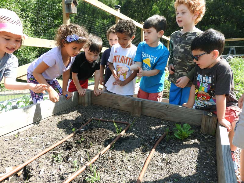 Schiff-kids-in-garden-o