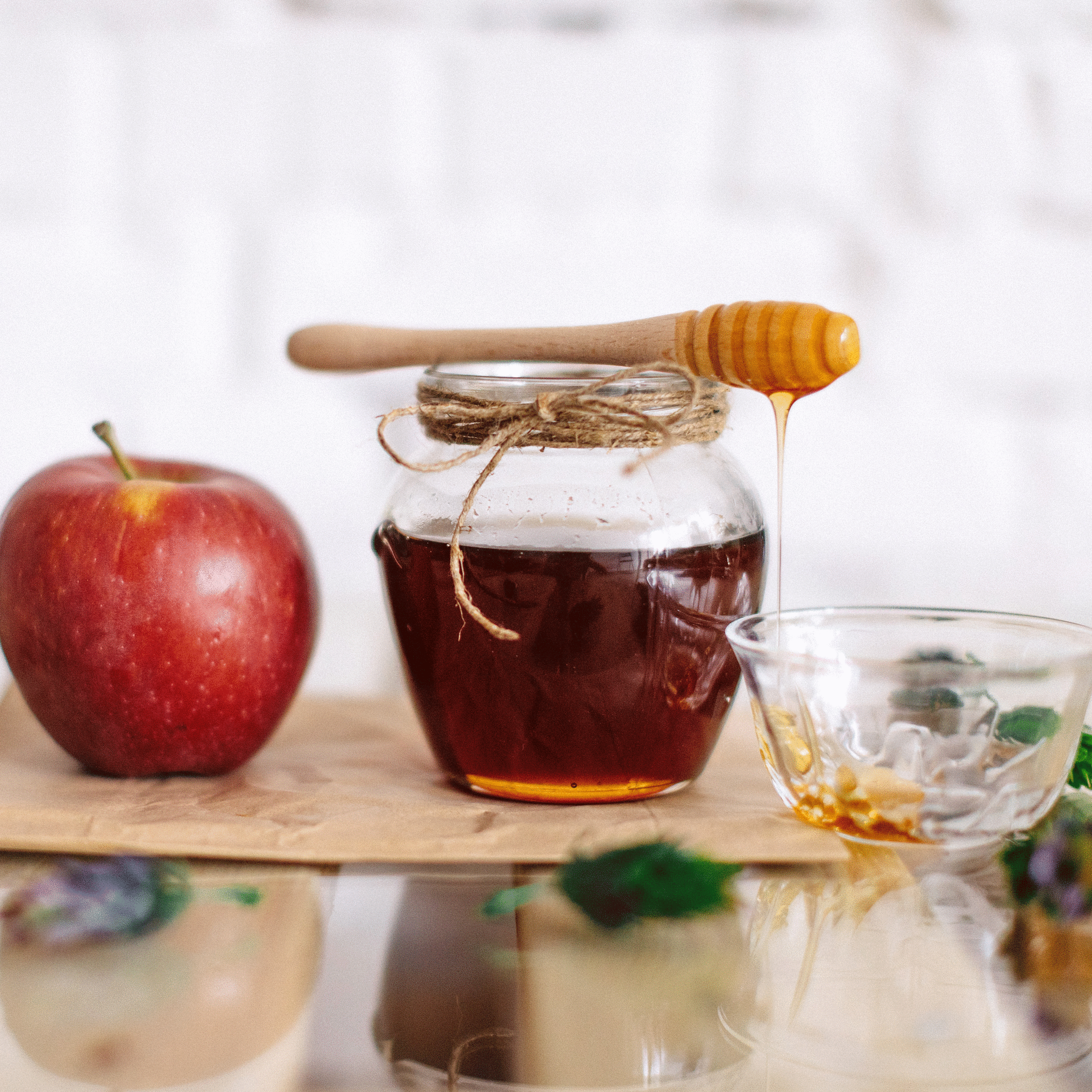 iStock-1027730796Apples-and-Honey-01 iStock-1027730796Apples-and-Honey-01